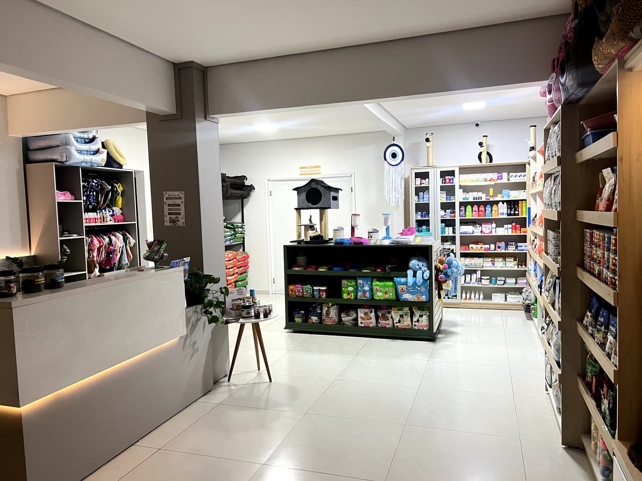 Interior da loja boutique Pet Center com produtos premium
